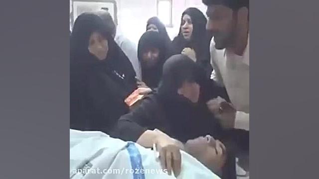 حضور مادر شهید بحرینی کنار جسد مطهر فرزندش